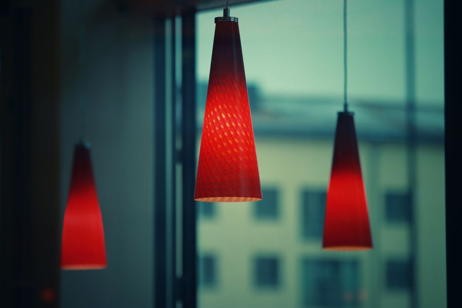 Stilvolle skandinavische und industrielle Lampen in einem modernen Wohnzimmer, die Atmosphäre und Eleganz verleihen.
